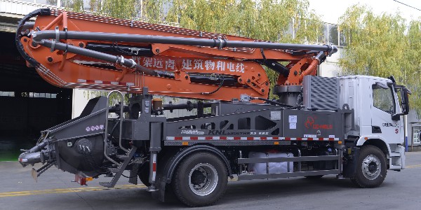 小身材大方量，32米泵車(chē)五節(jié)臂架，和大泵車(chē)一樣的動(dòng)力