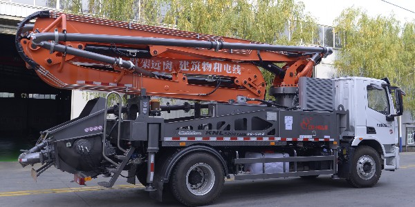 泵車(chē)用于混凝土的輸送，除此以外的用途都是危險(xiǎn)的